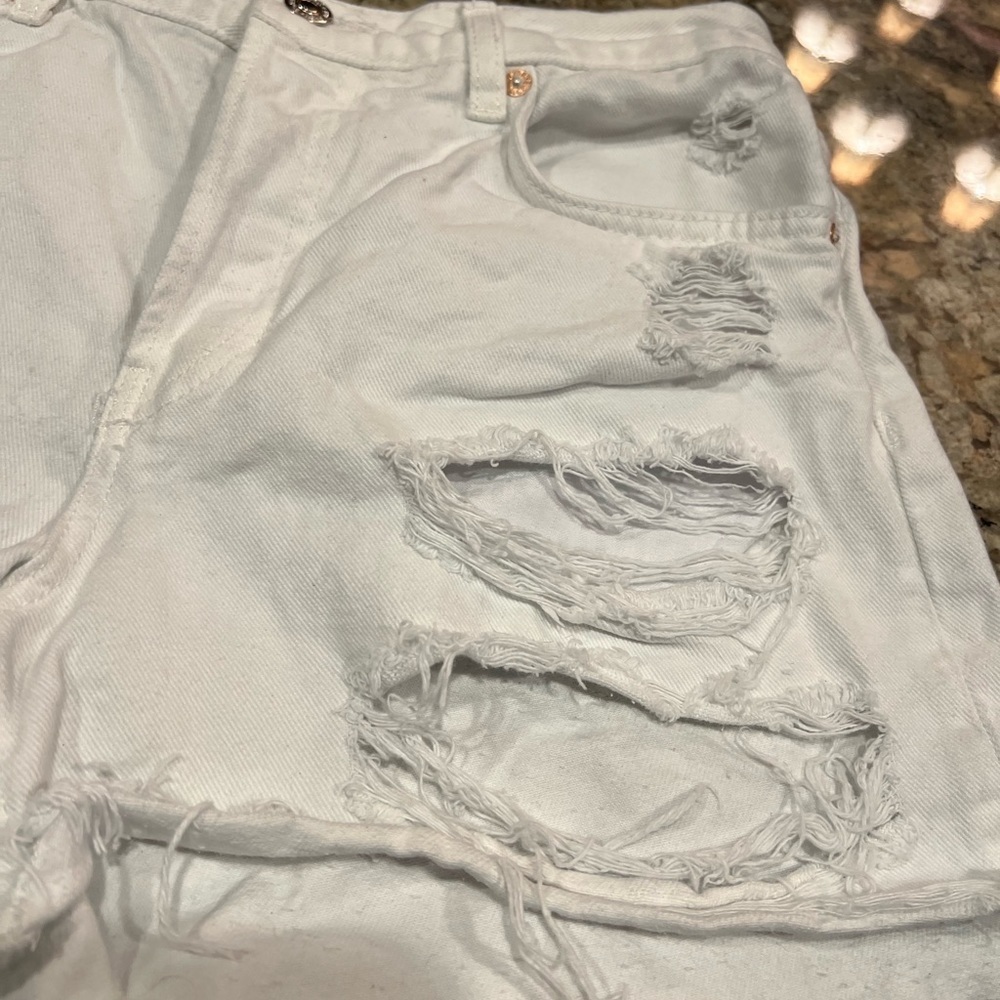 We The Free women’s Sz 26 White Jean Shorts - Picture 3 of 14